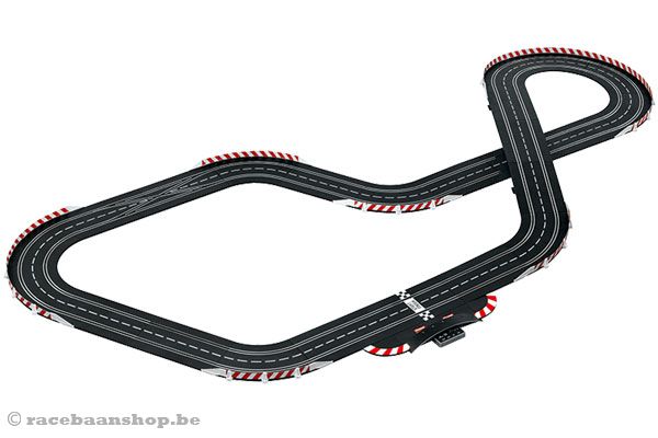 De racebaan heeft een lengte van 8 meter.