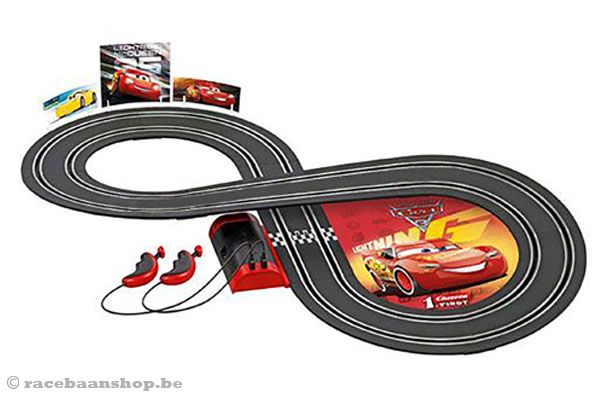 De baan is 2,4 meter lang en heeft verschillende bochten.